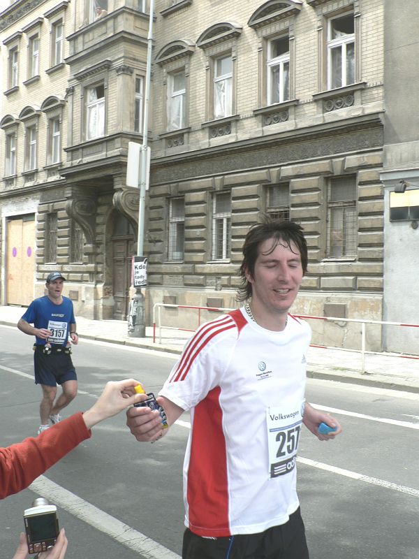 Maraton09 174.jpg - Předávka proběhla výborně, koleno drží. Radku drž se.